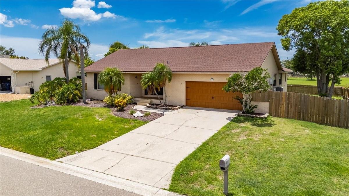 Property Photo: 811 Eagle Lane FL 33572
