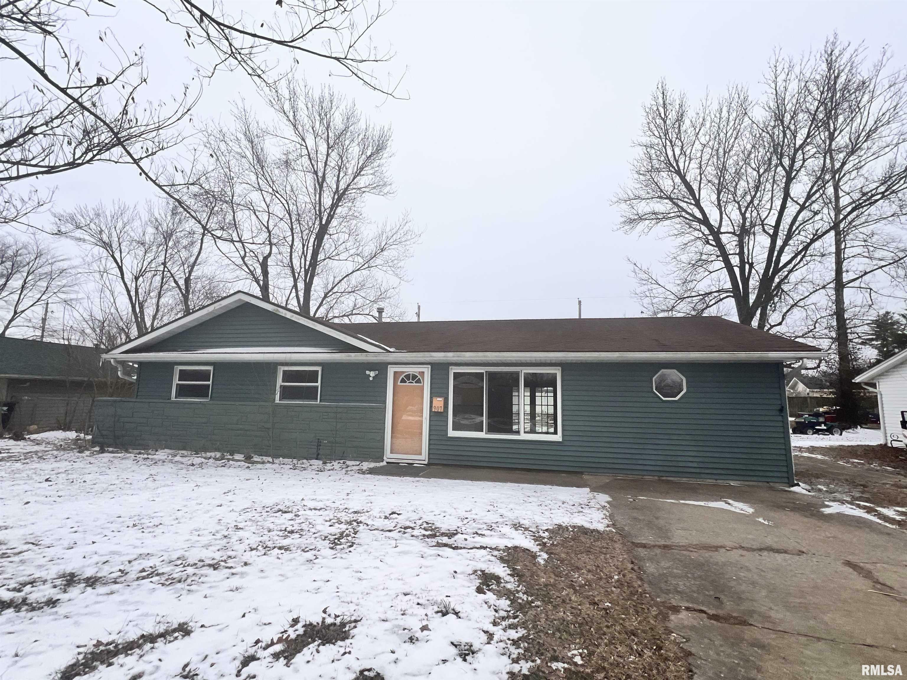 Property Photo: 907 E Boyton Street IL 62959