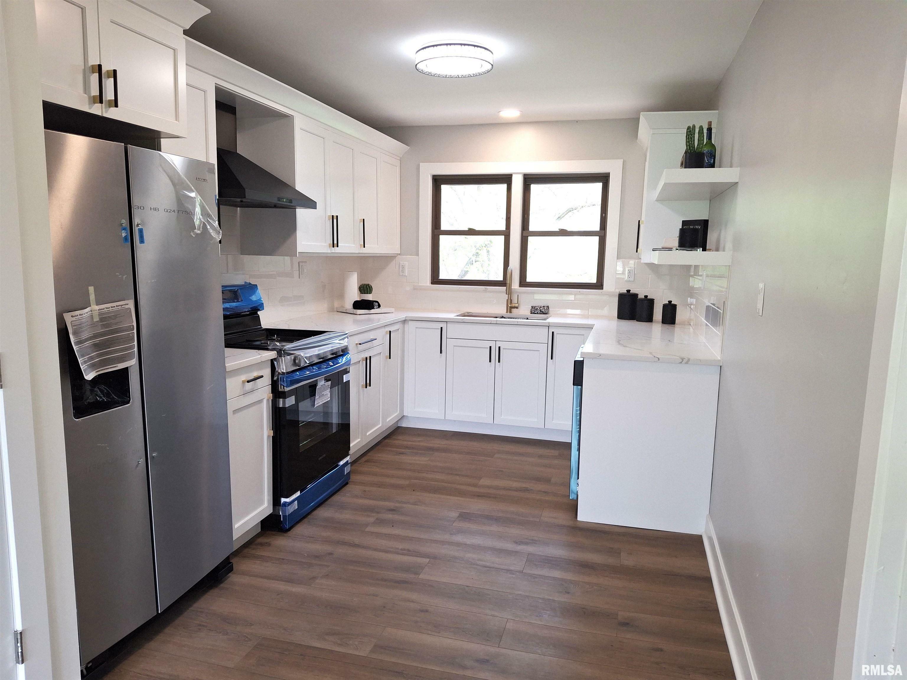 Property Photo: 300 E 4th Street IL 61563