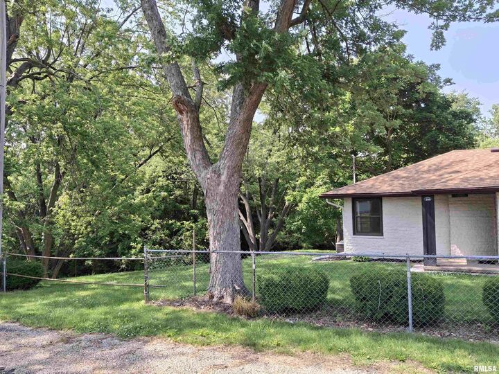Property Photo: 300 E 4th Street IL 61563