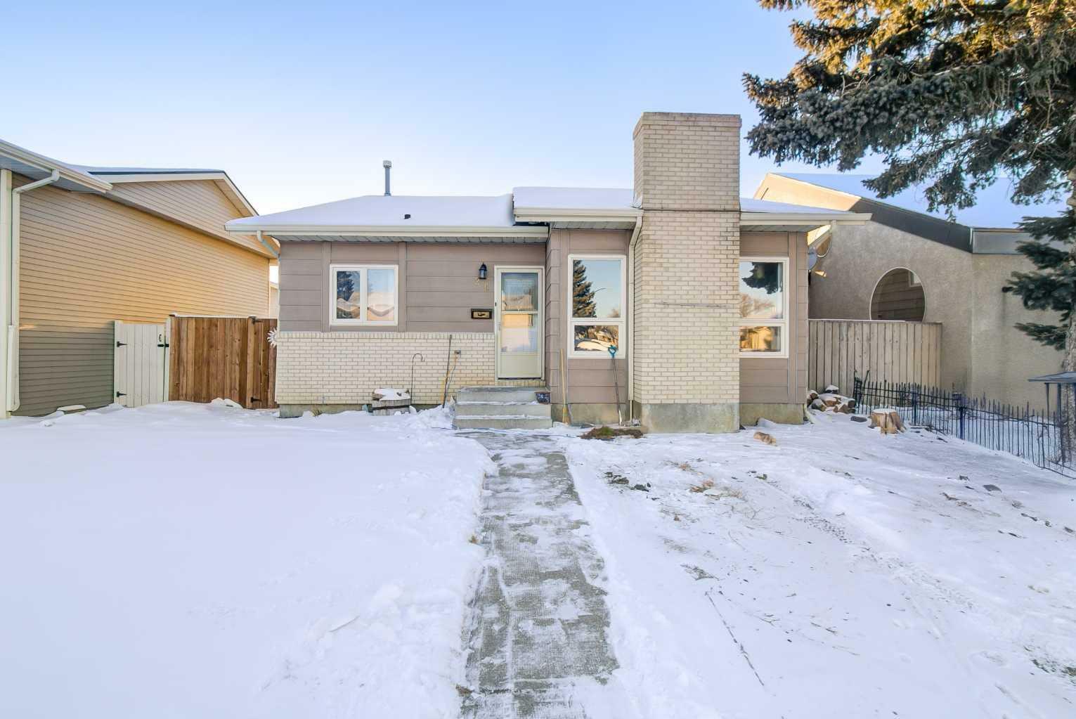 Property Photo:  26 Beaverpond Court N  AB T1H 5Y9 