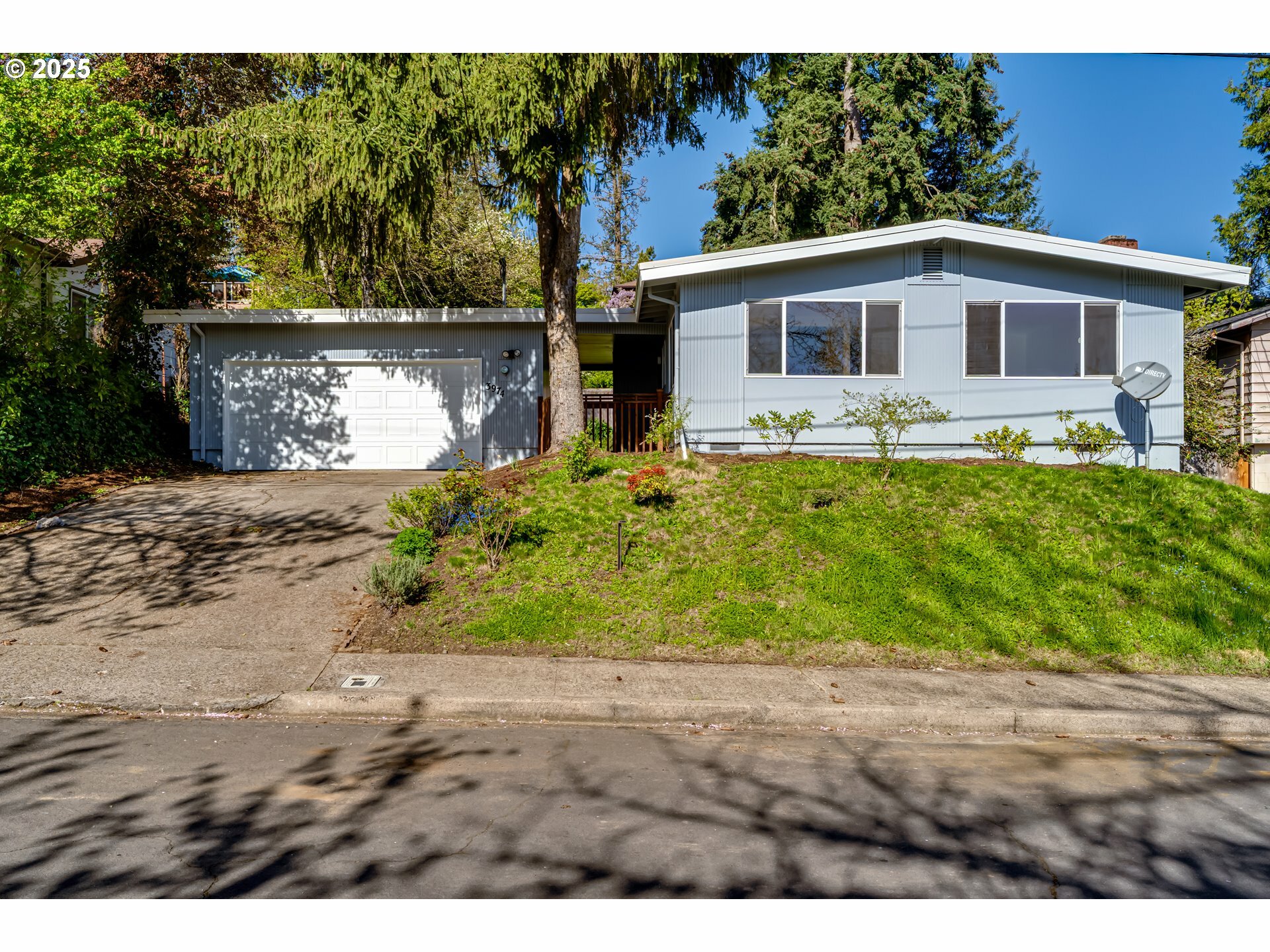 Property Photo:  3974 Oak St  OR 97405 