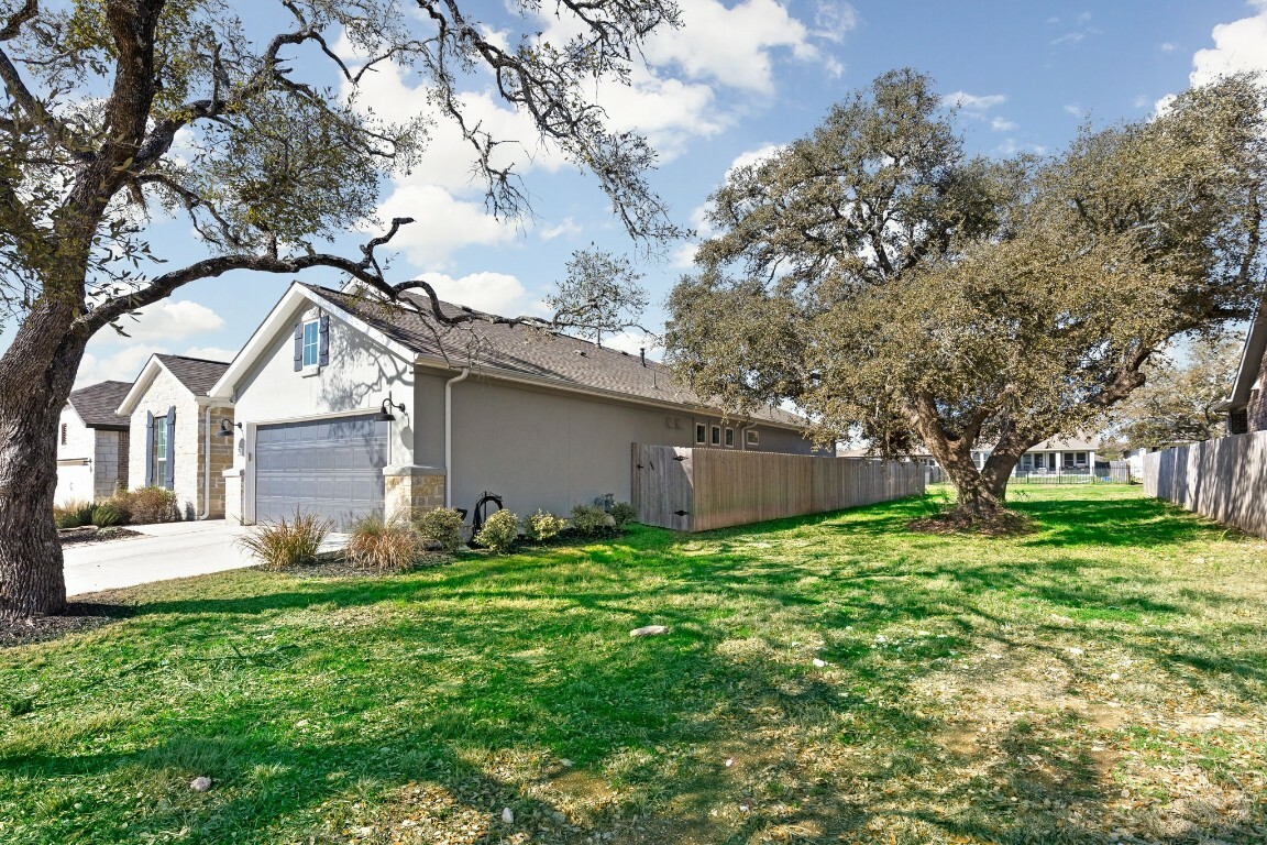 Property Photo: 176 Beryl Way TX 78620