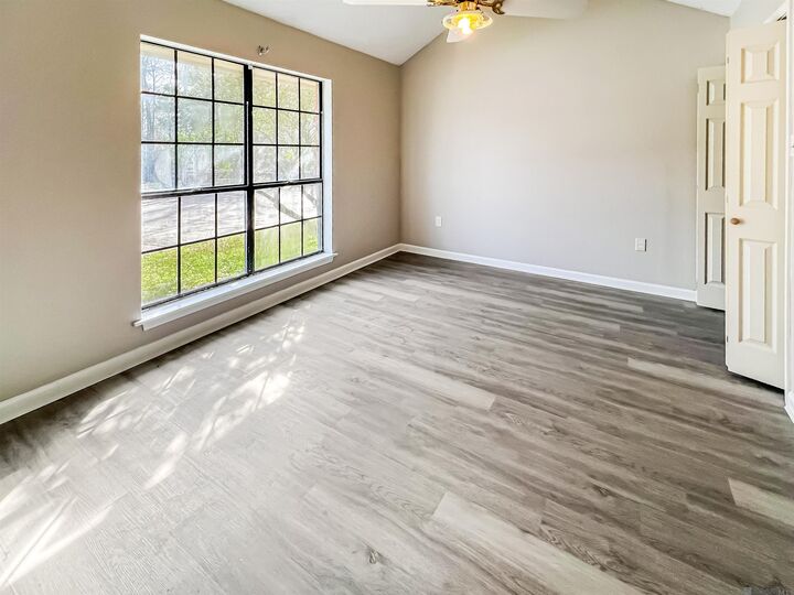 Property Photo: 15722 Riverdale Ave LA 70816