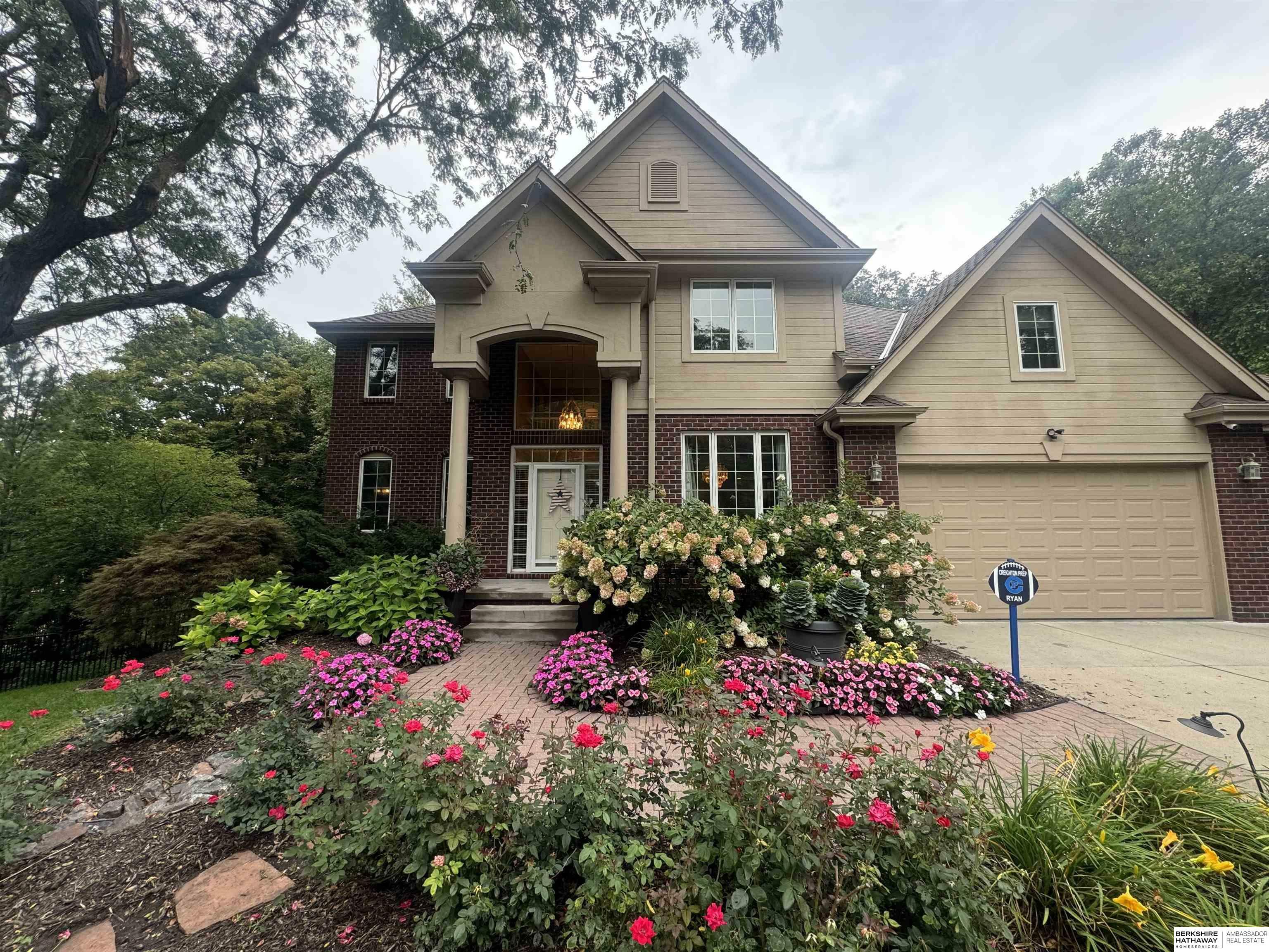 Property Photo: 2427 S 97th Avenue NE 68124