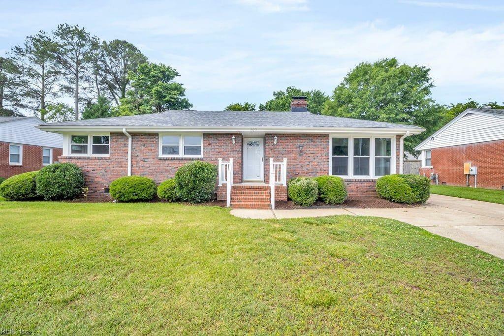 Property Photo: 327 Saunders Dr VA 23701