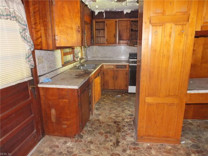 Property Photo:  125 E Main St  VA 23888 