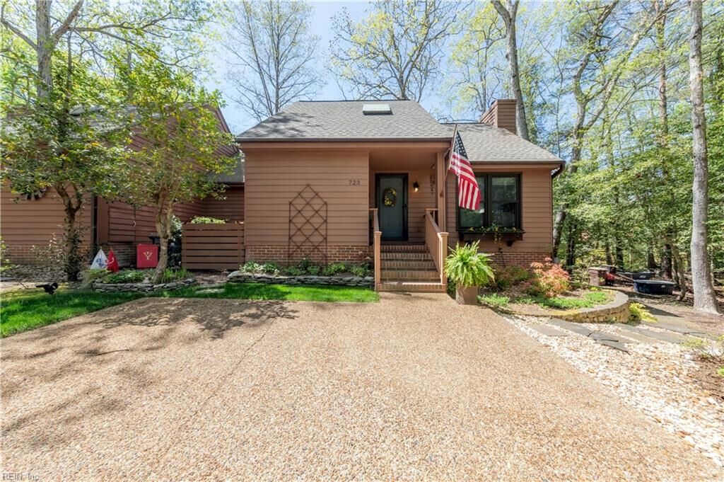Property Photo: 723 Autumn Cir VA 23188
