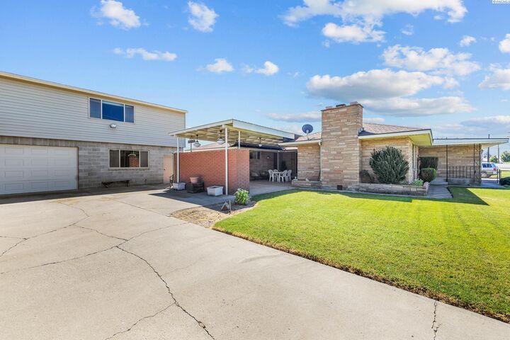 Property Photo:  303 N Ave B  WA 98930 
