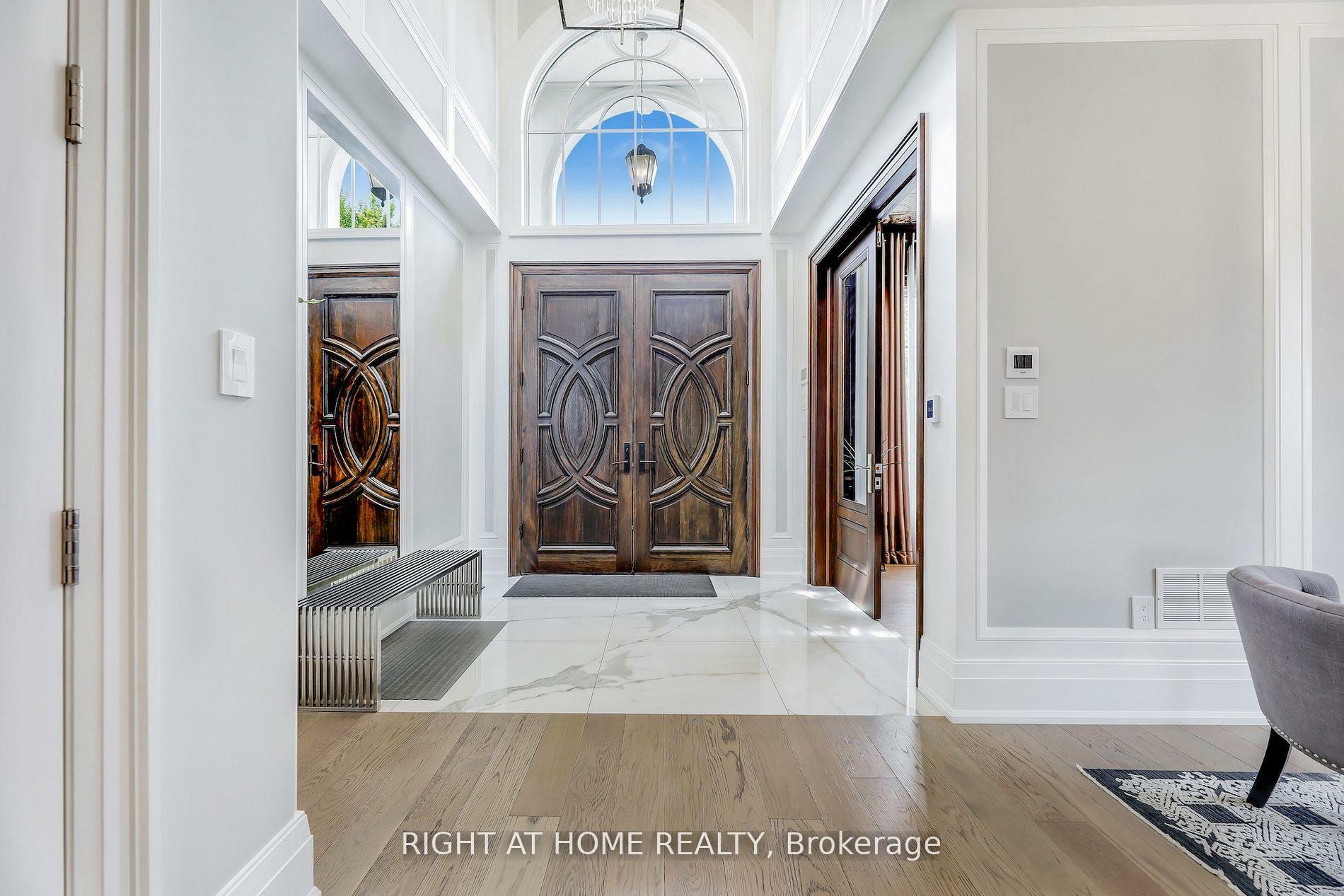 Property Photo: 484 Avonwood Drive ON L5G 1Y9