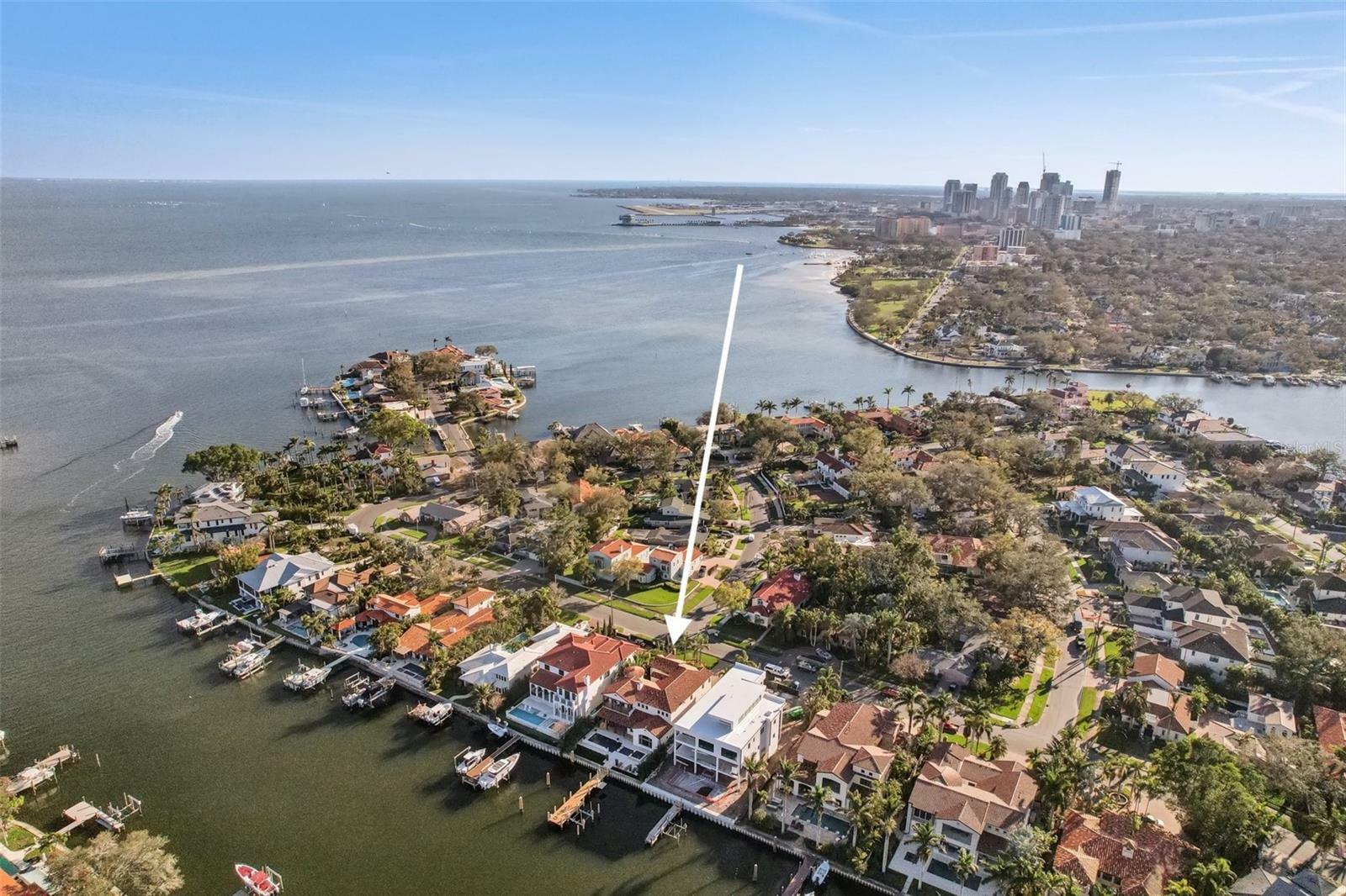 Property Photo: 801 Brightwaters Boulevard NE FL 33704