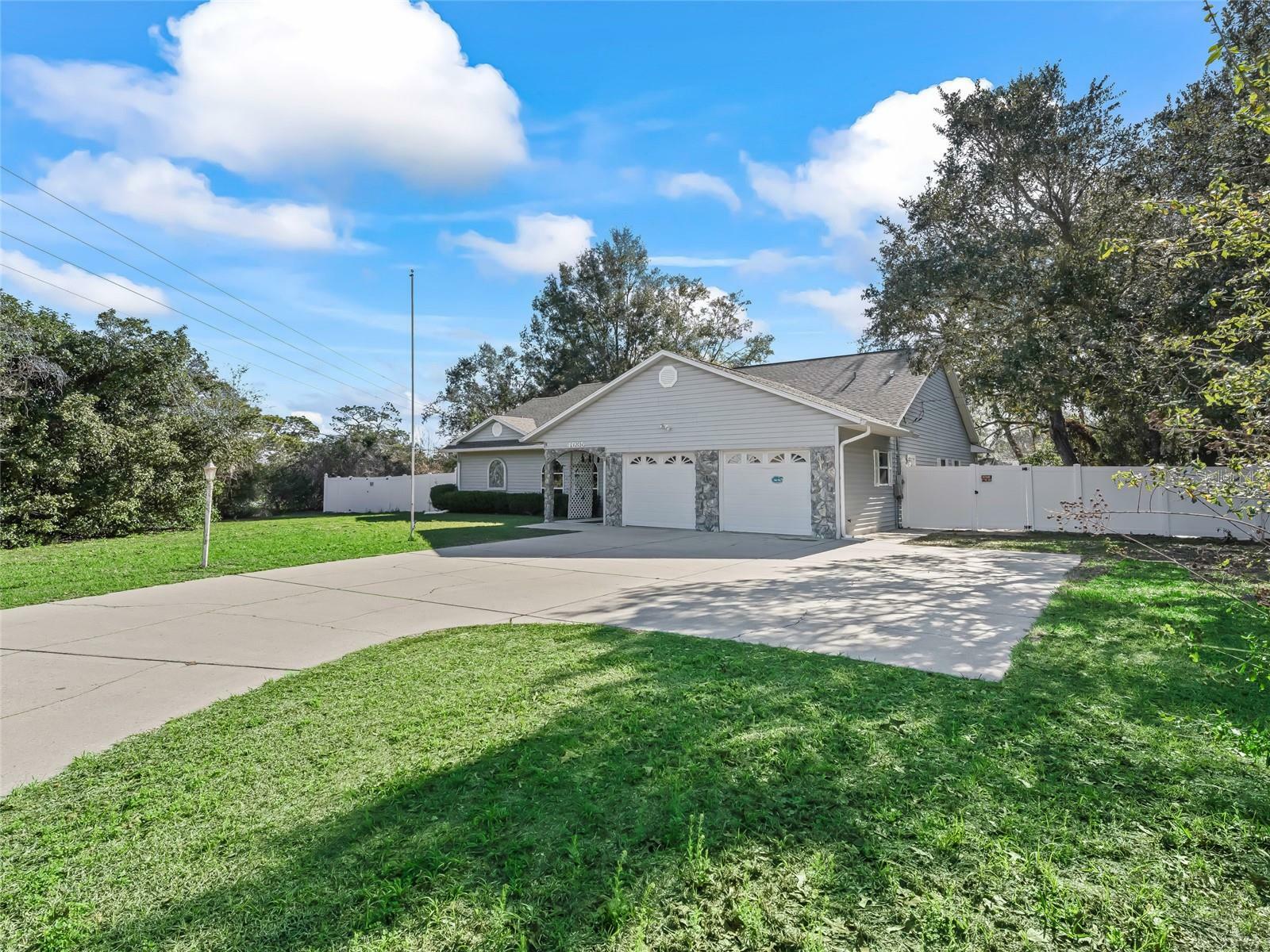 Property Photo: 4035 S Gate Point FL 34446