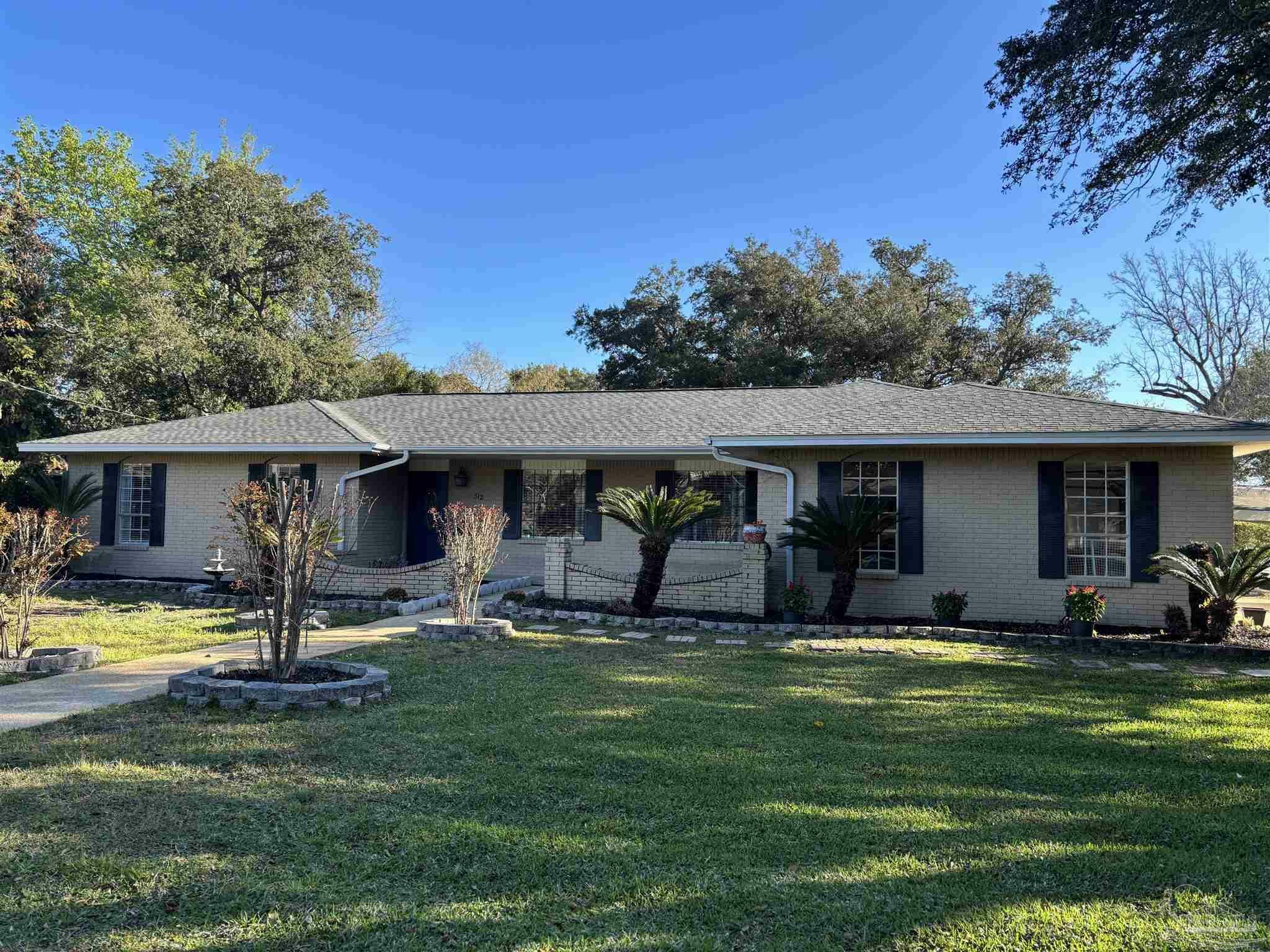 Property Photo: 312 Silverthorn Rd FL 32561