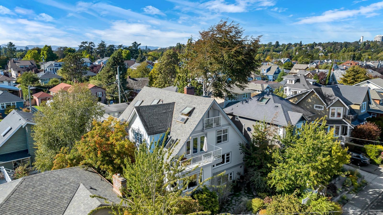 Property Photo: 232 Richmond Ave BC V8S 3X8