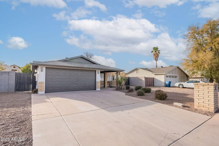 Property Photo: 2016 N Pennington Drive AZ 85224