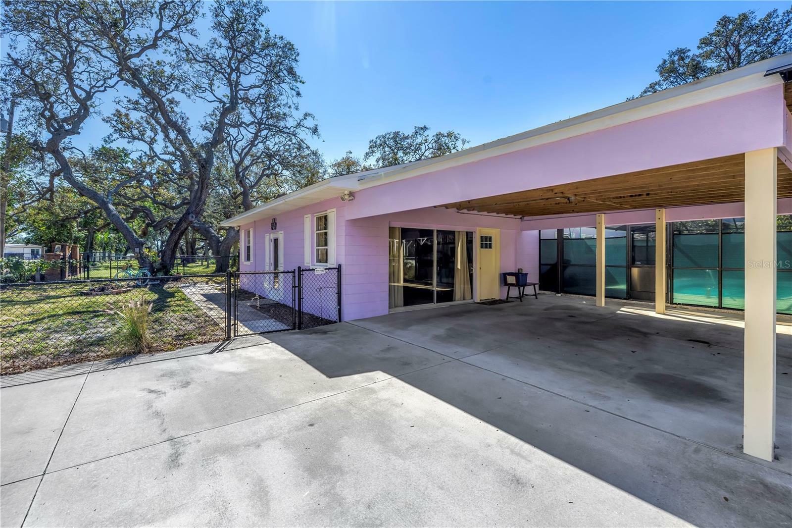 Property Photo: 5010 109th Way N FL 33708