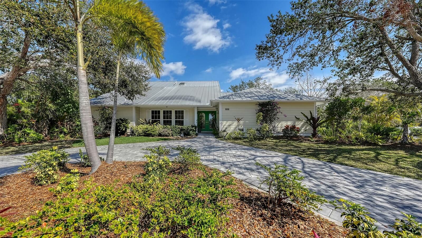 Property Photo:  614 Tropical Circle  FL 34242 