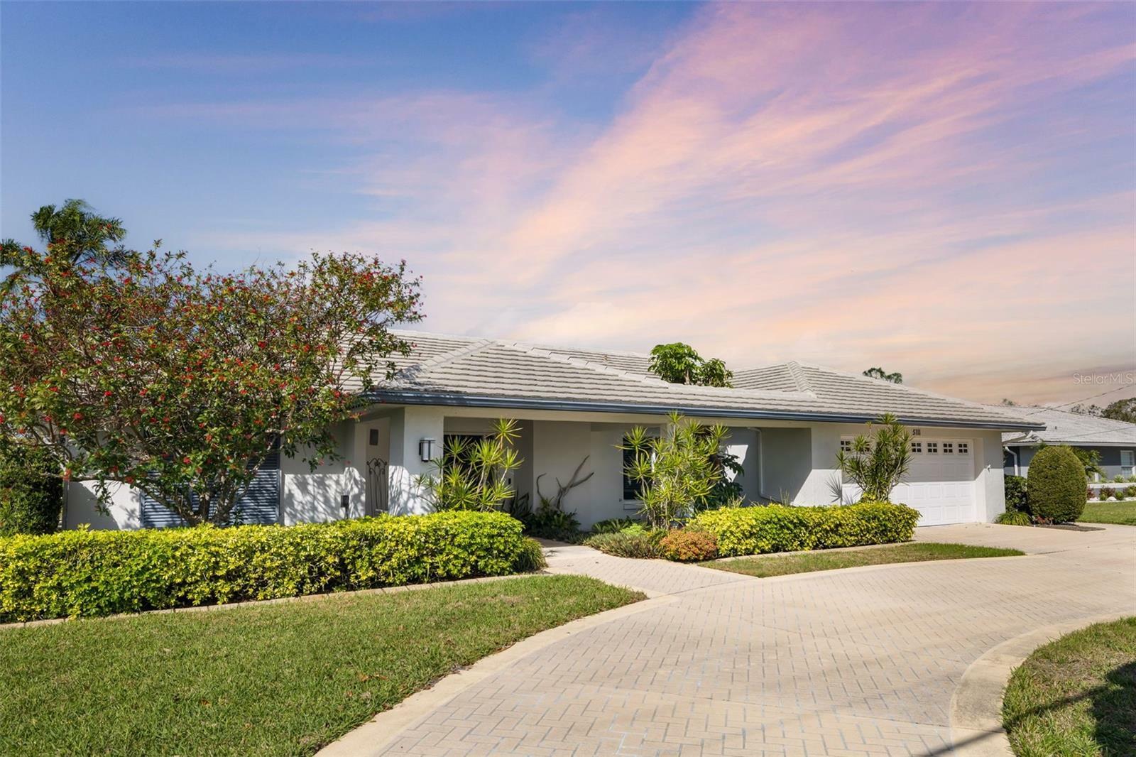 Property Photo:  5111 Canterbury Drive  FL 34243 