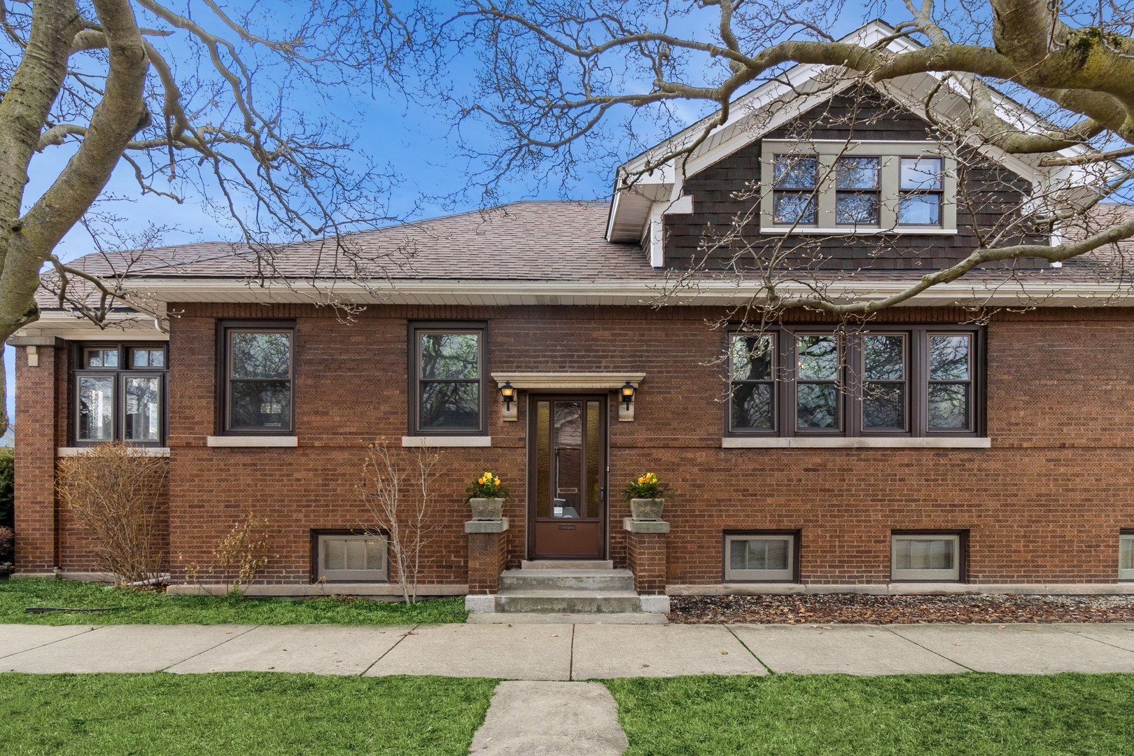 Property Photo:  5300 W Belle Plaine Avenue  IL 60641 