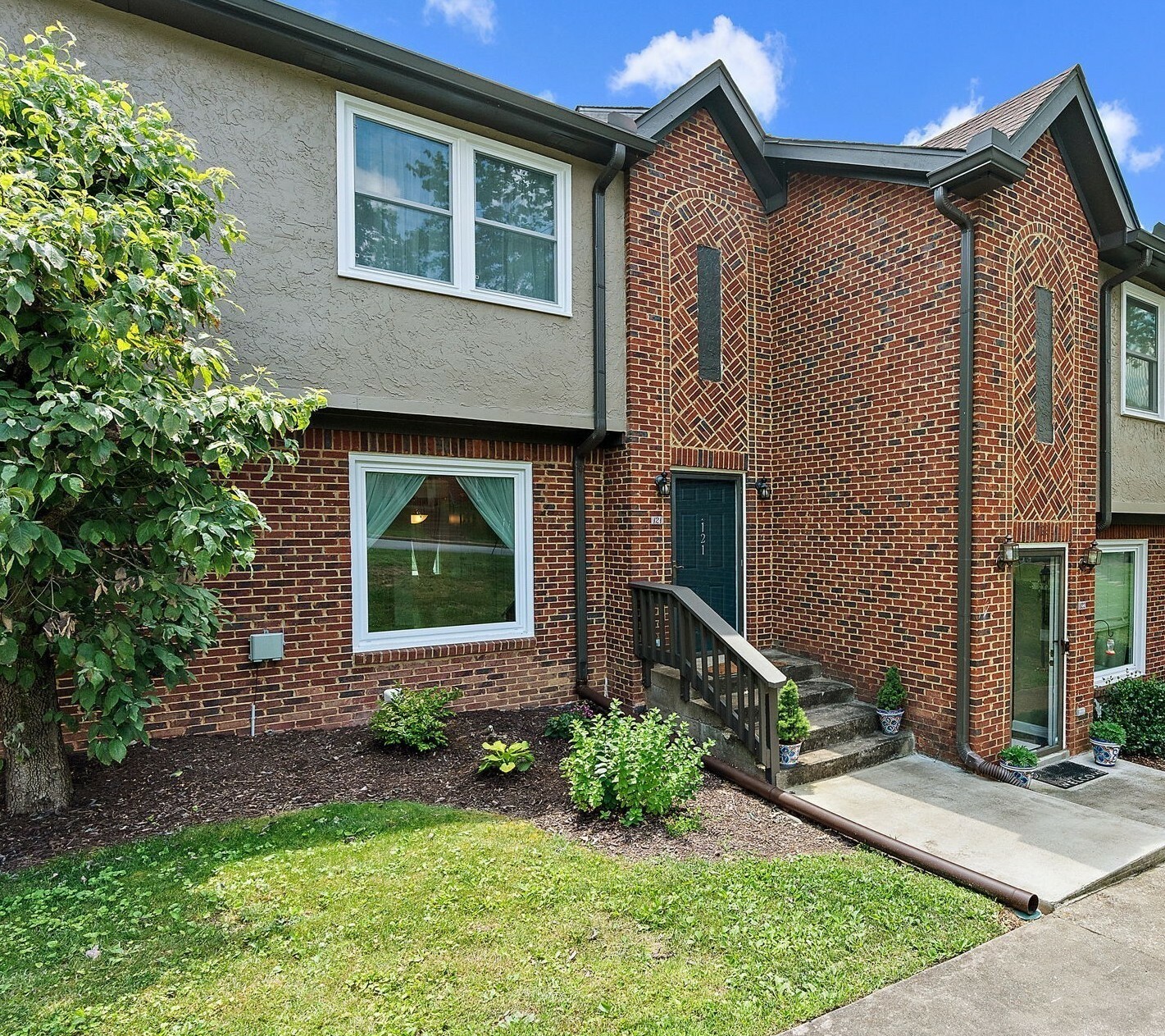 Property Photo: 121 Highland Villa Dr TN 37211