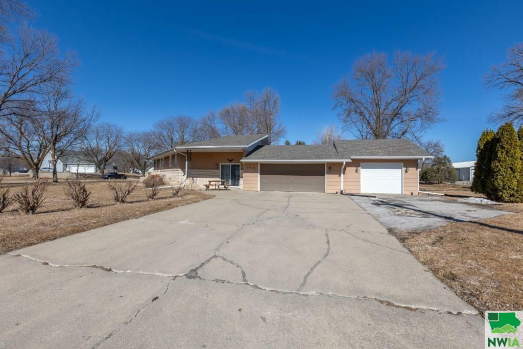 Property Photo: 1112 Emerald Street IA 51040