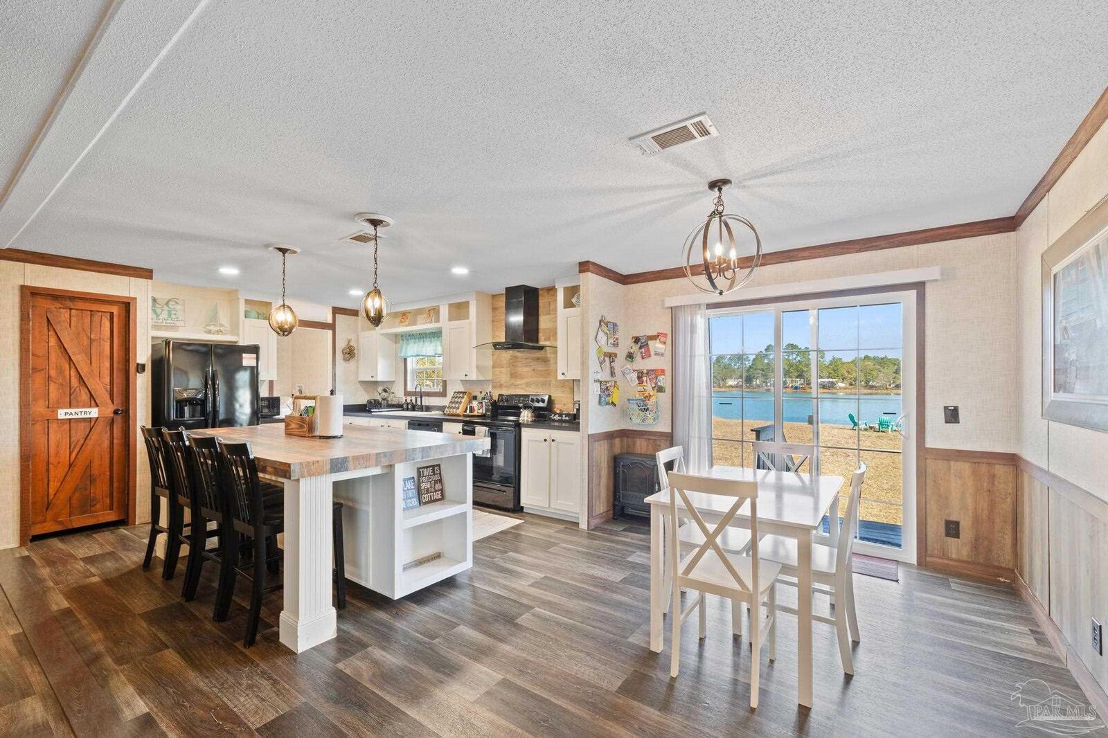 Property Photo: 7968 Twin Lakes Dr FL 32583