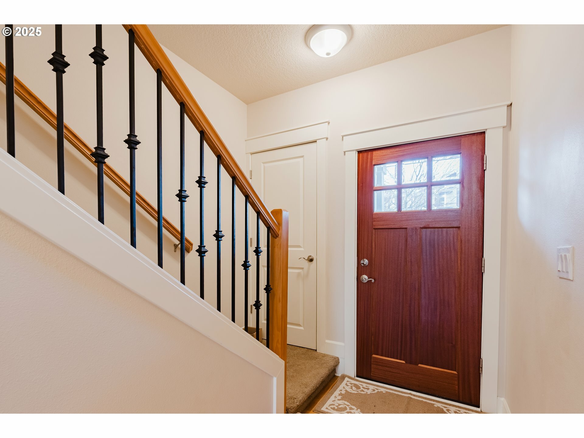 Property Photo: 211 Silver St 2H OR 97381
