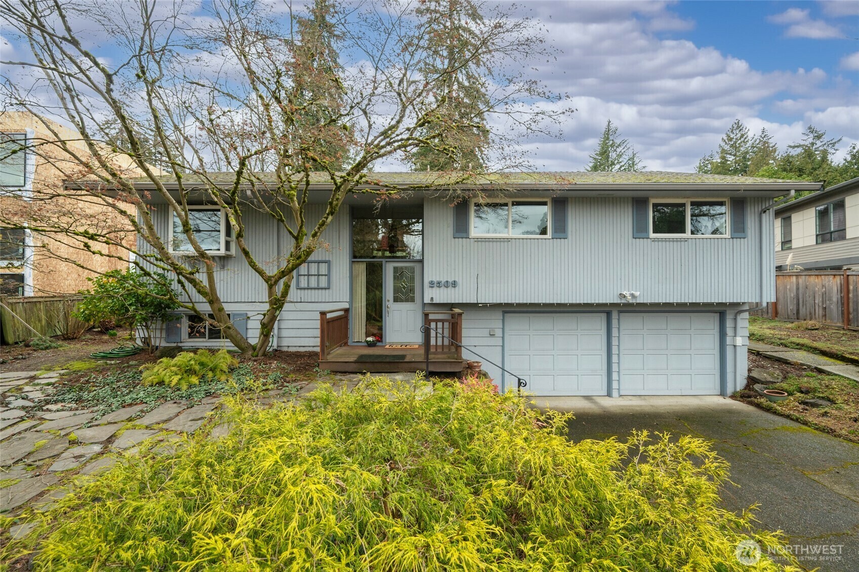 Property Photo:  2509  82nd Ave NE  WA 98039 