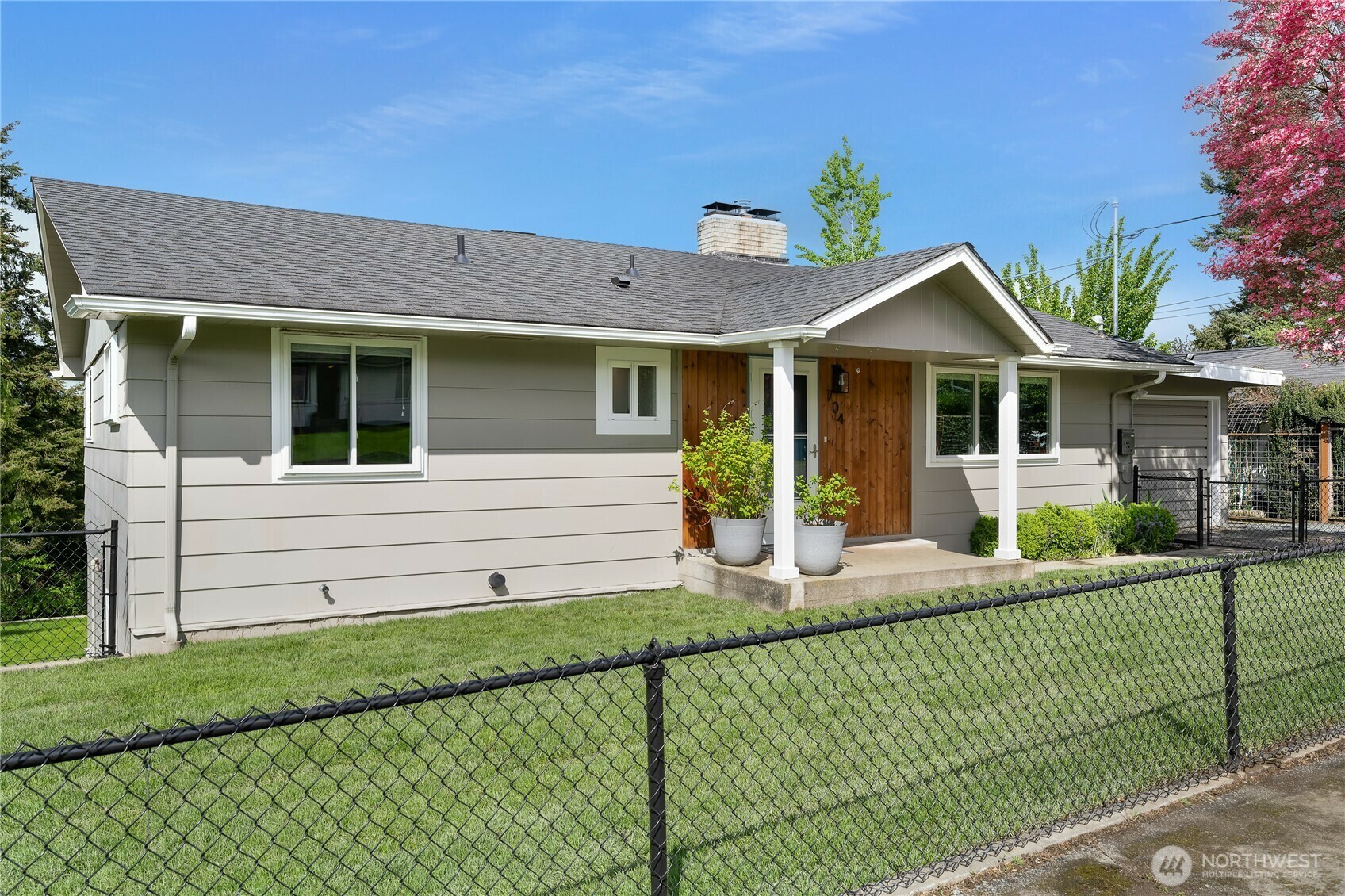 Property Photo:  704  Avenue K  WA 98290 