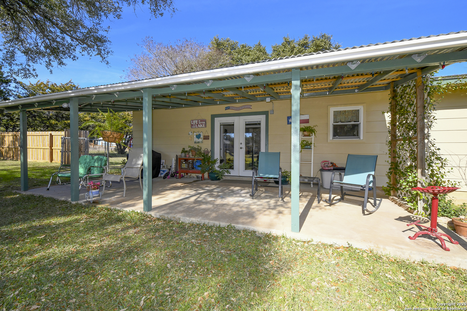 Property Photo:  418 Paradise Dr  TX 78133 