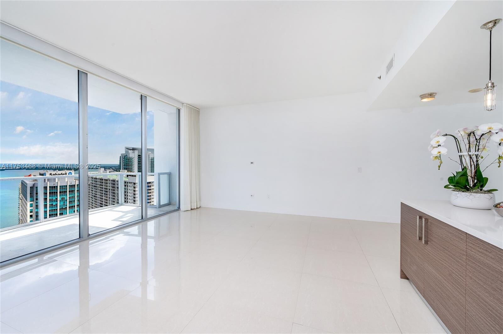 Property Photo:  1060 Brickell Ave 4203  FL 33131 
