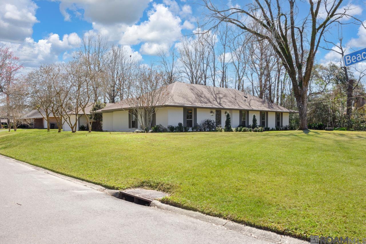 Property Photo: 1076 E Lakeview Dr LA 70810