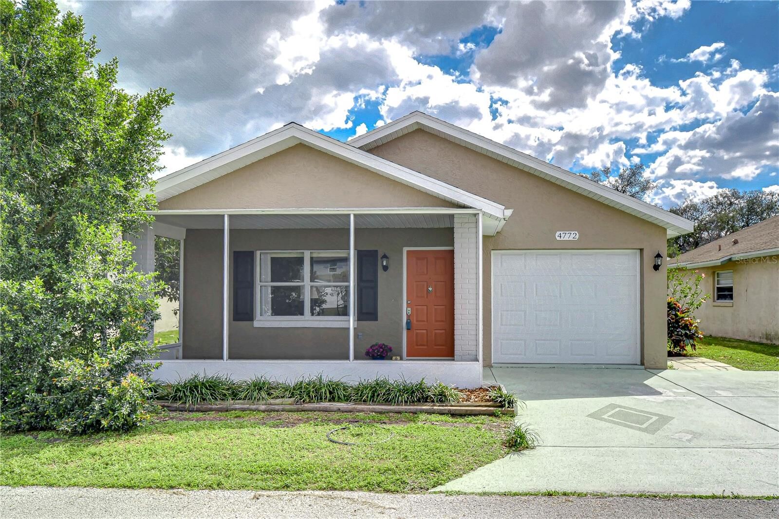 Property Photo: 4772 Silver Circle FL 33541