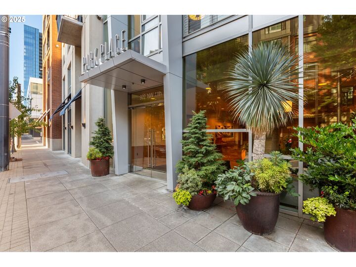 Property Photo:  922 NW 11th Ave 806  OR 97209 
