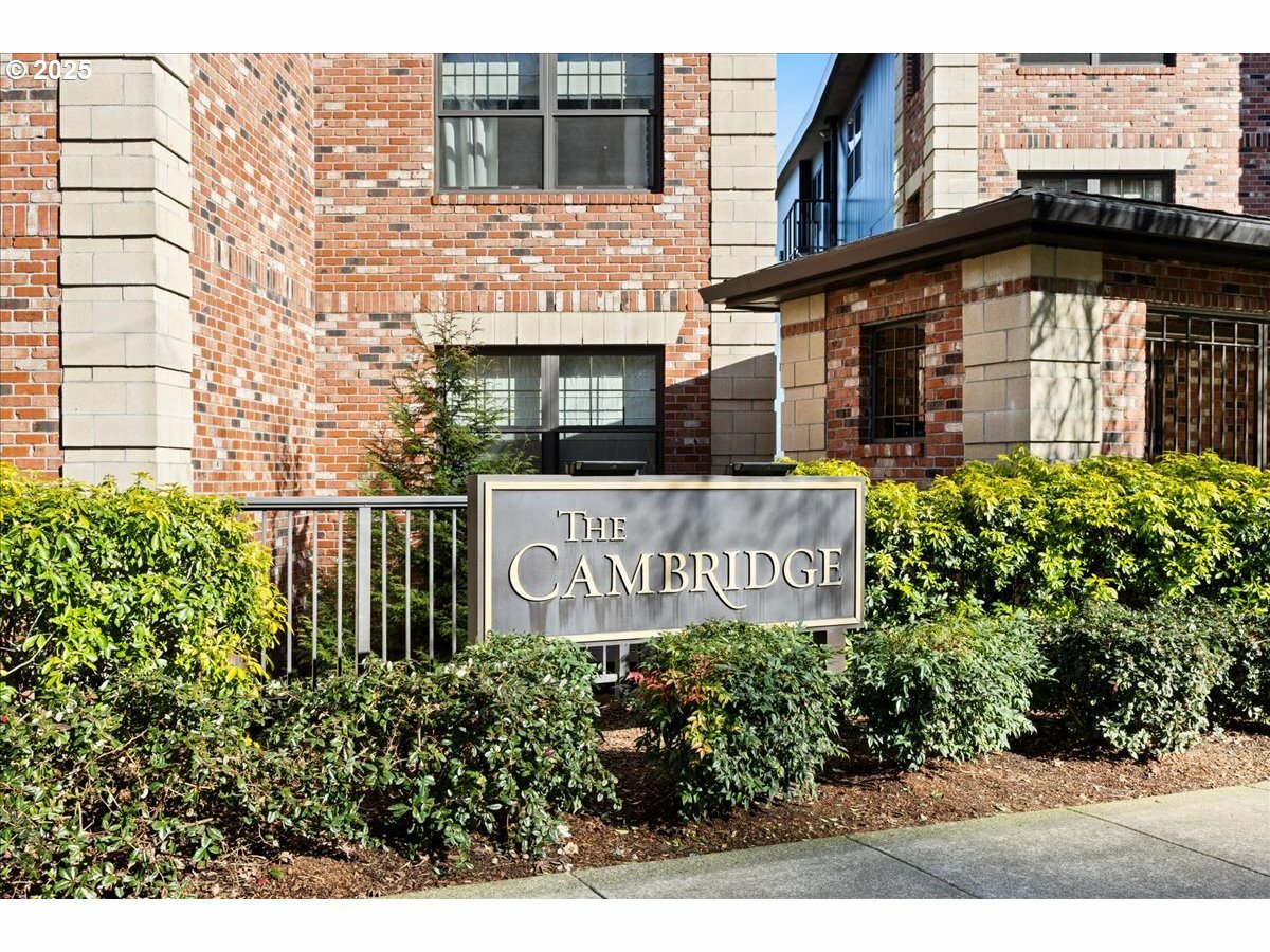 Property Photo: 2454 NW Westover Rd 203 OR 97210