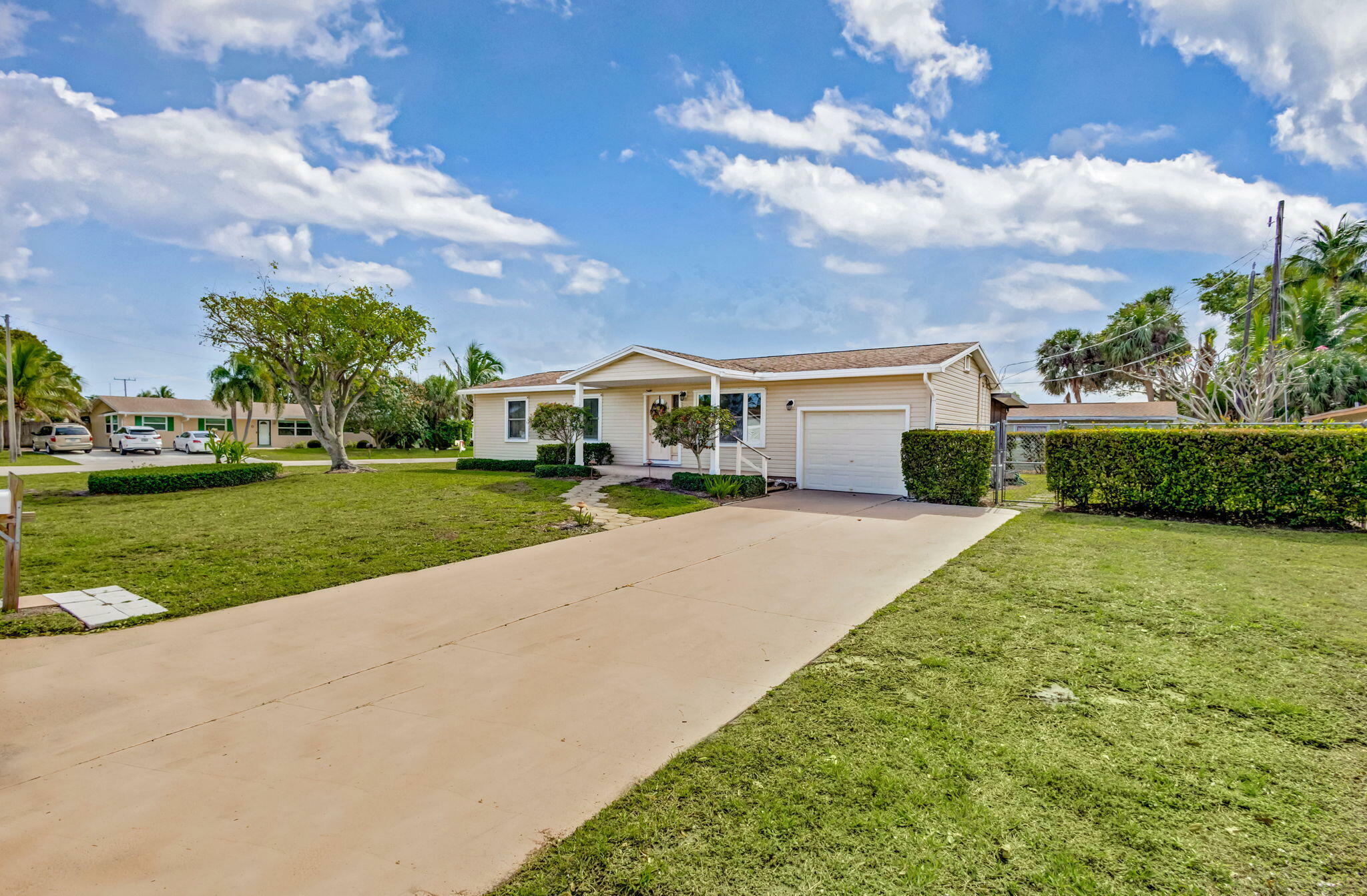 Property Photo:  509 Holly Drive  FL 33410 