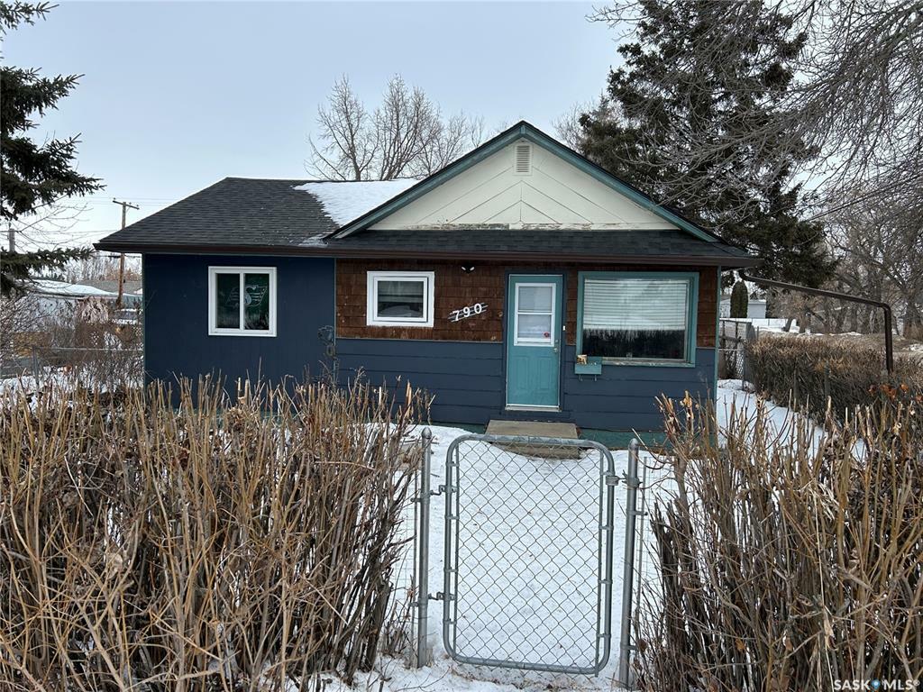 Property Photo: 790 3rd Street E SK S6V 0H8