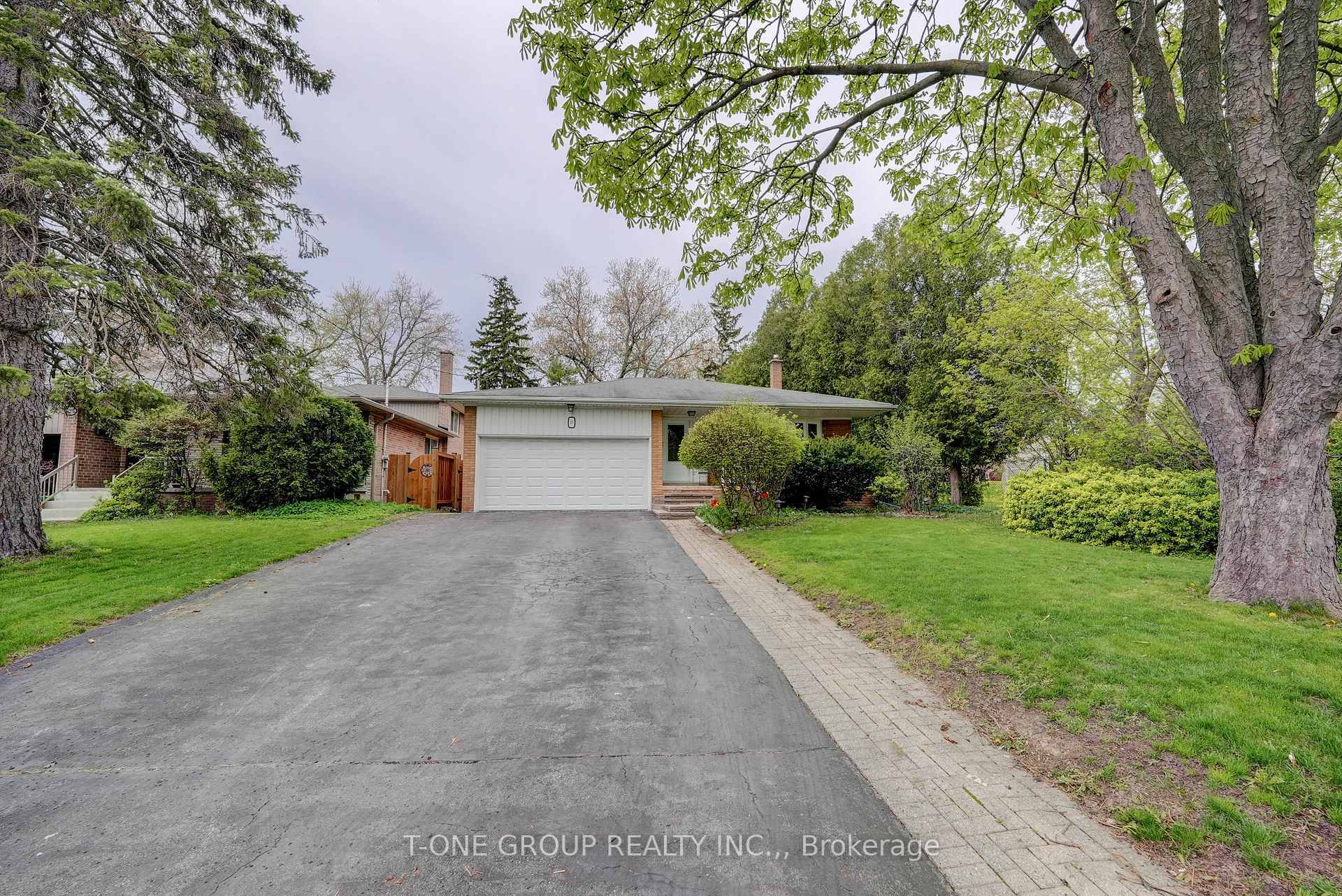 Property Photo: 25 Greenyards Dr ON M2M 2R7