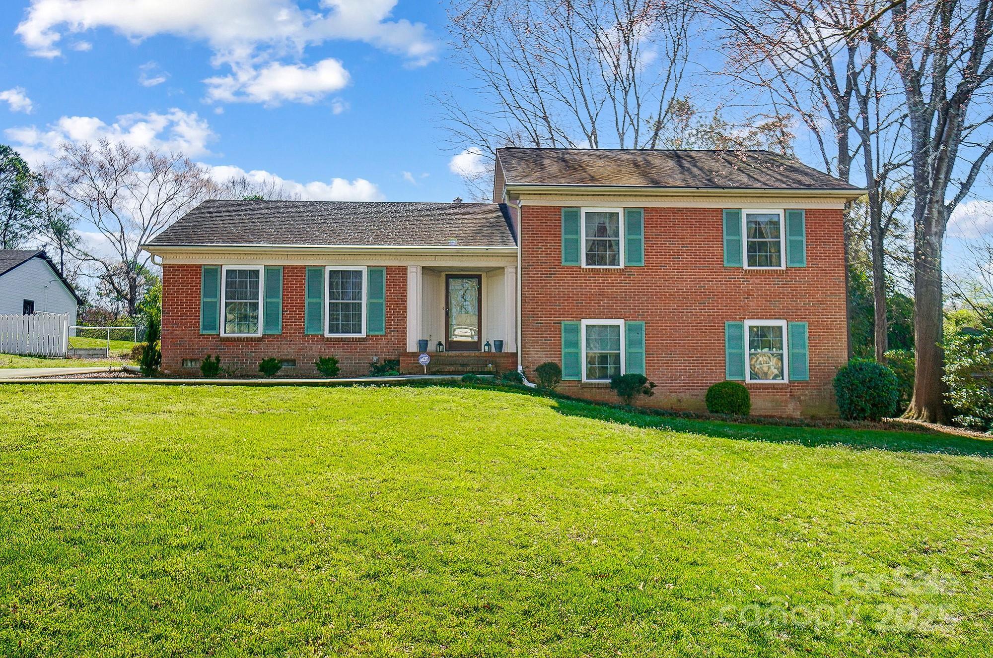 Property Photo: 1301 Old Farm Road NC 28226