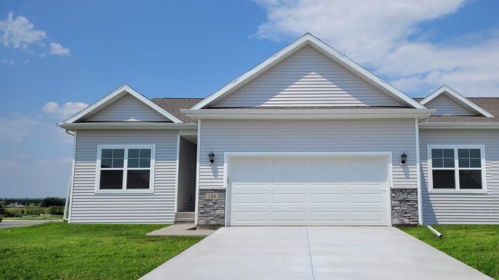 2523 Brook View Drive  Des Moines IA 50317 photo