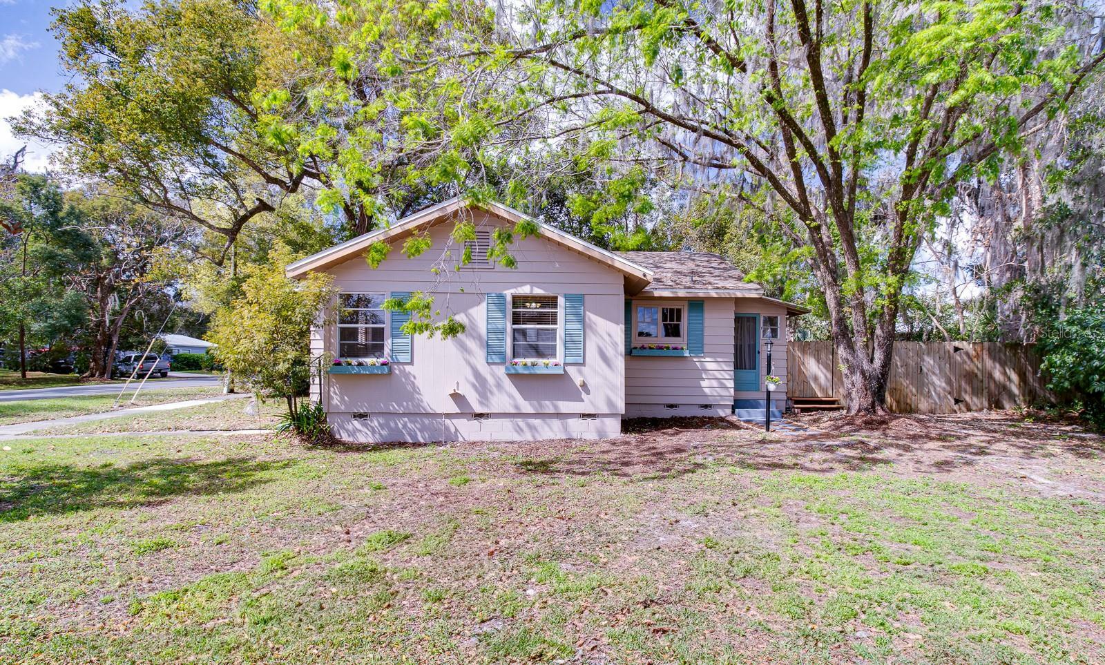 Property Photo: 201 W Central Avenue FL 32763