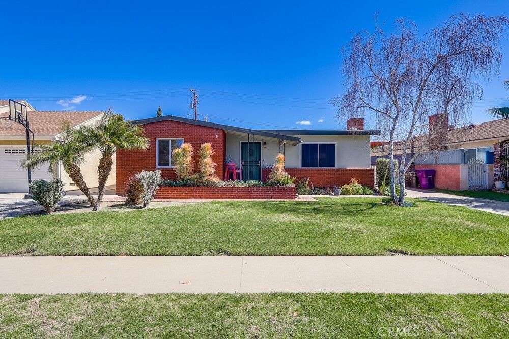 Property Photo:  2236 San Vicente Avenue  CA 90815 