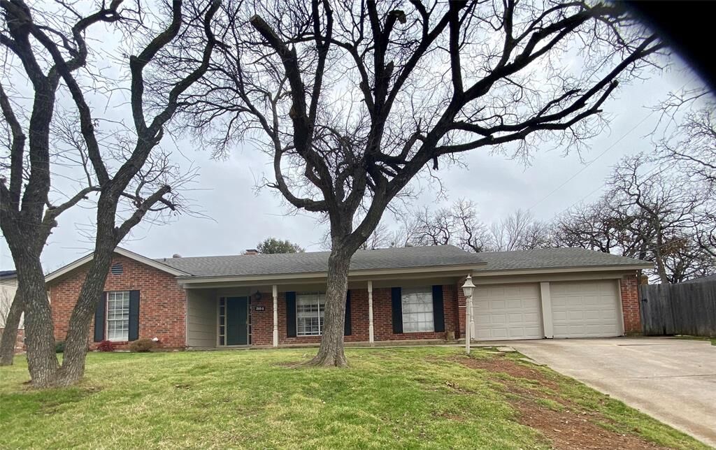Property Photo: 804 Spring Brook Drive TX 76021