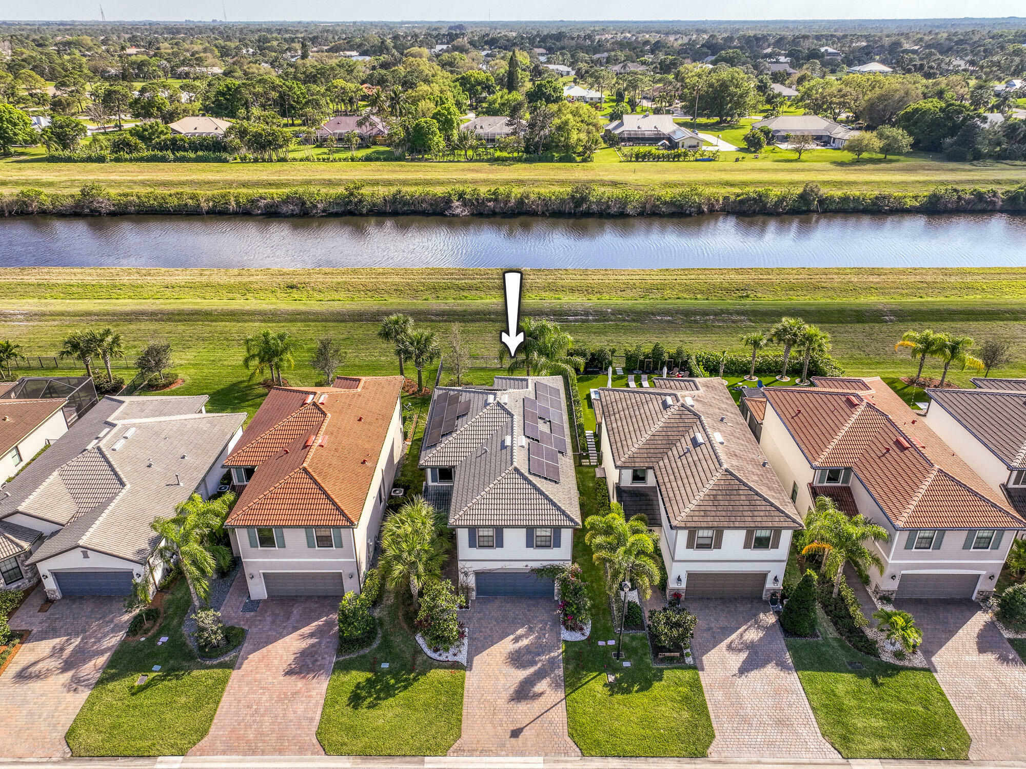 Property Photo: 800 SE Villandry Way FL 34984