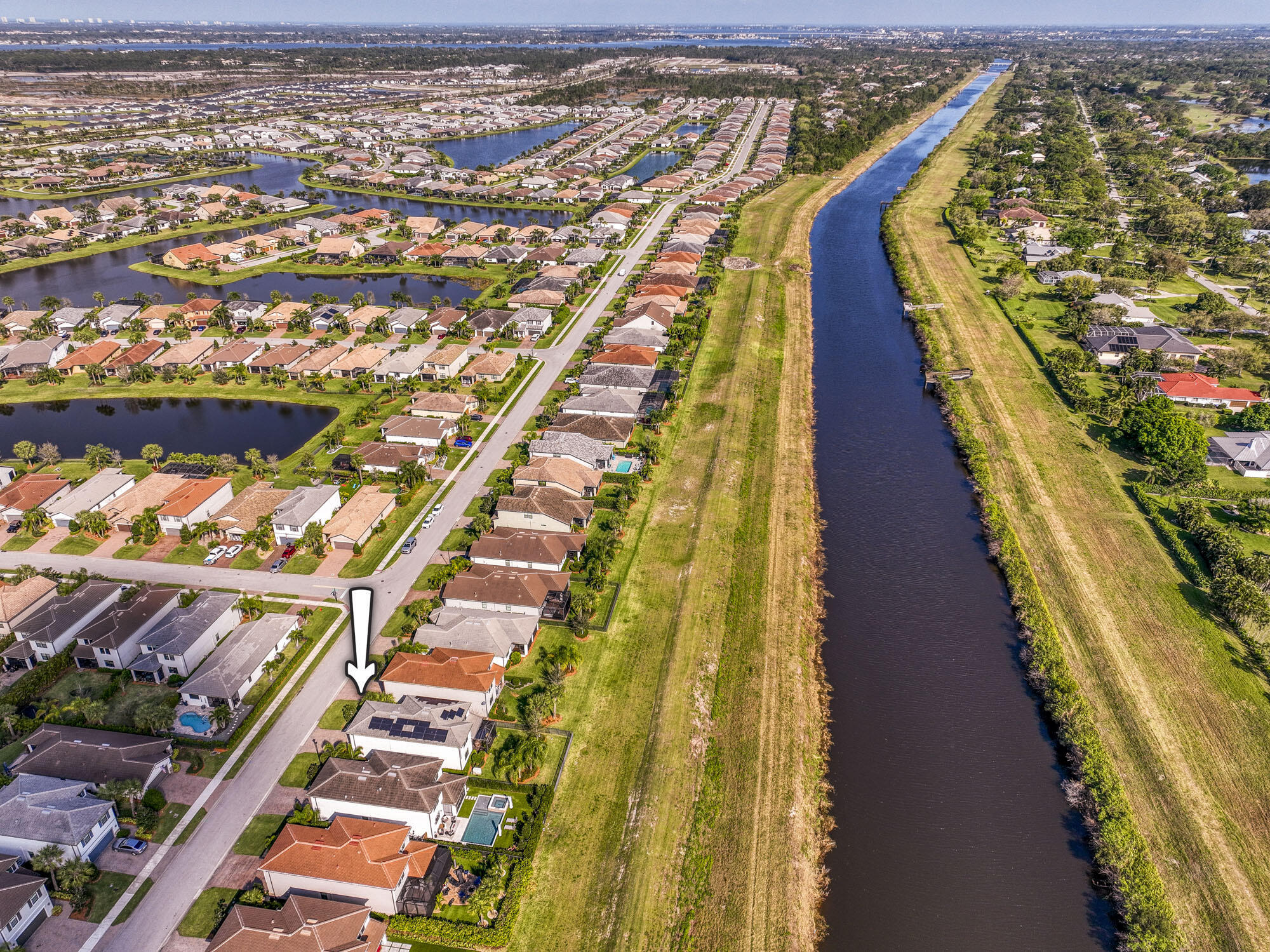 Property Photo: 800 SE Villandry Way FL 34984