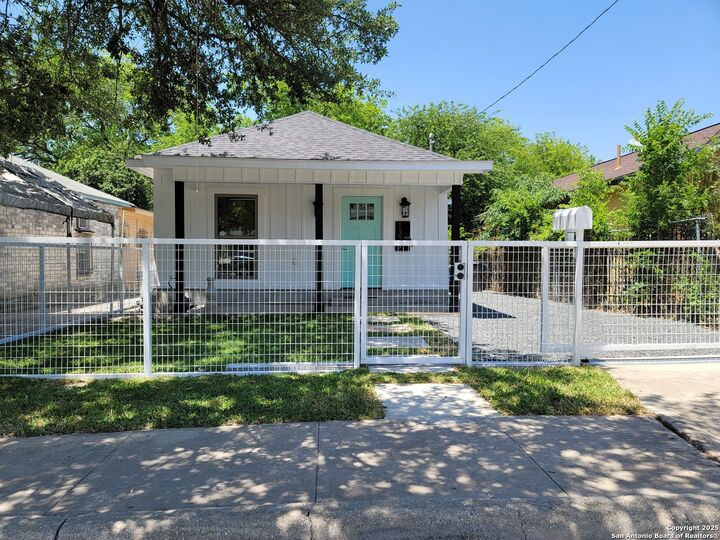 Property Photo: 1329 Delgado TX 78207