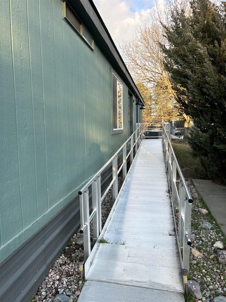 Property Photo: 42 Mercury Dr 42 WA 99354