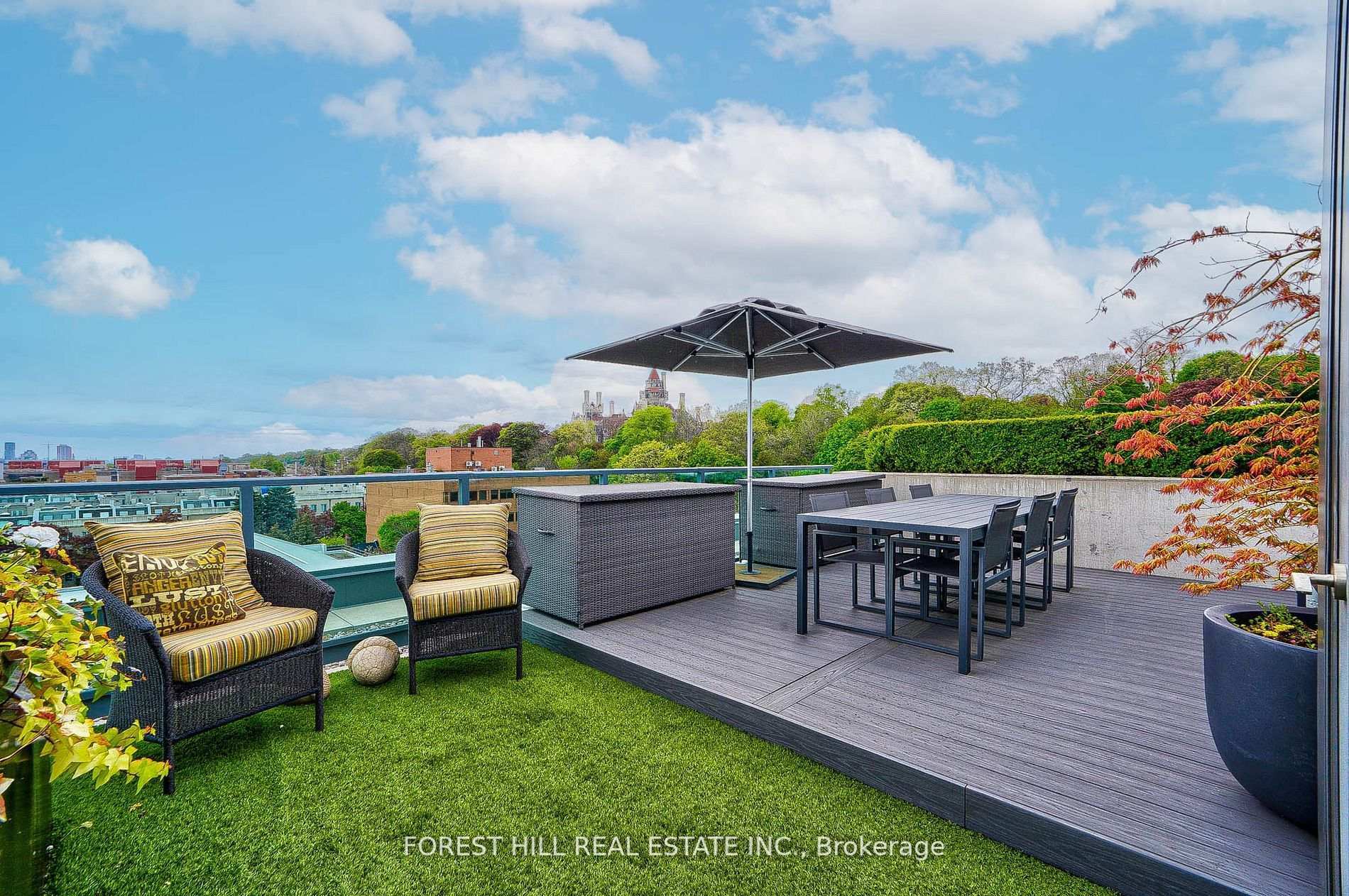 Property Photo: 377 Madison Ave 706 ON M4V 3E1