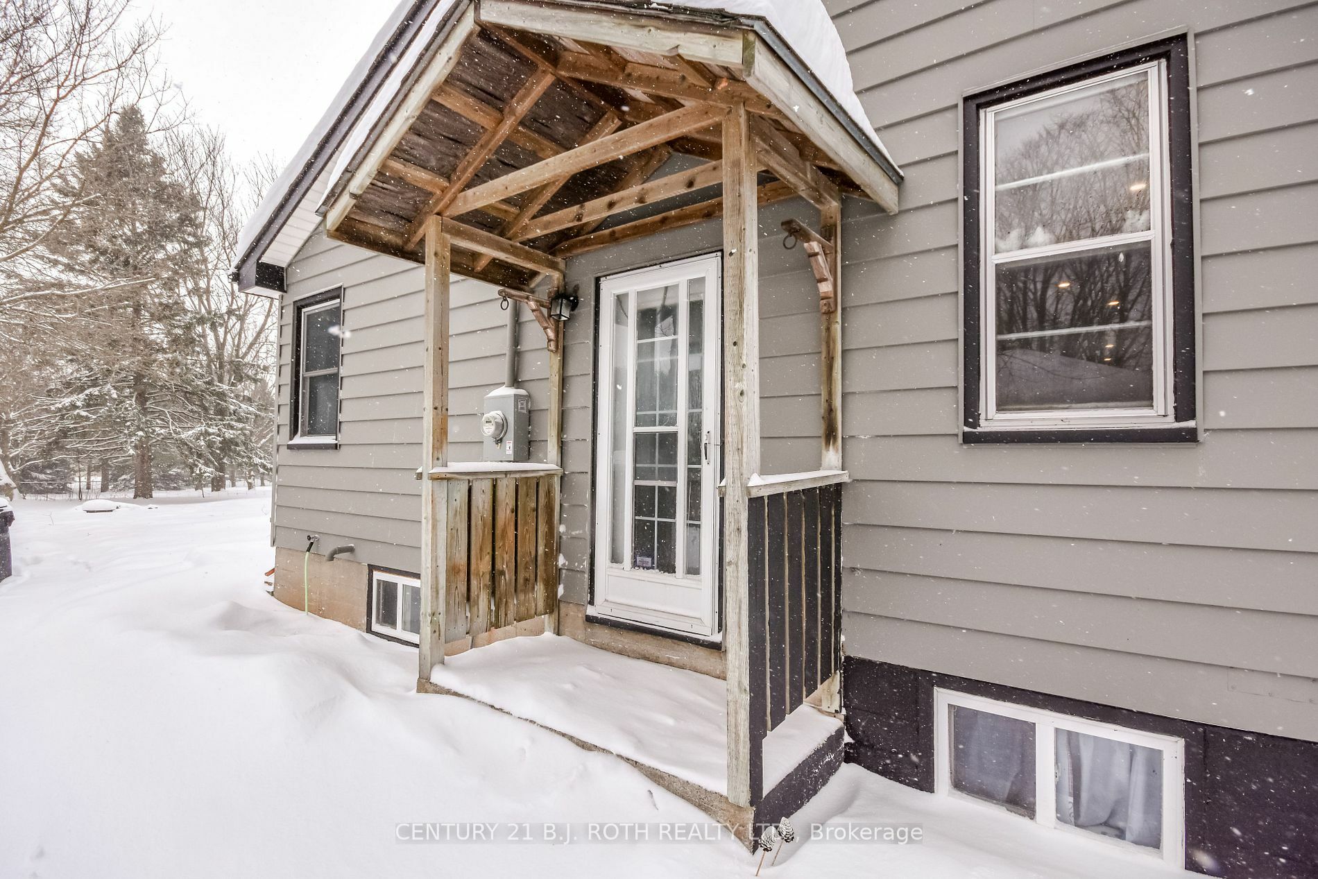 Property Photo:  2071 Victoria St  ON L9S 1J6 