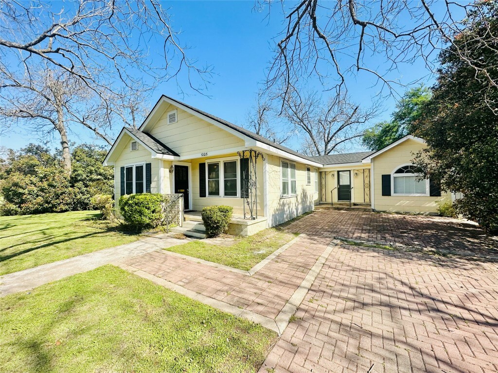 Property Photo: 1005 N Avenue C Avenue TX 78621